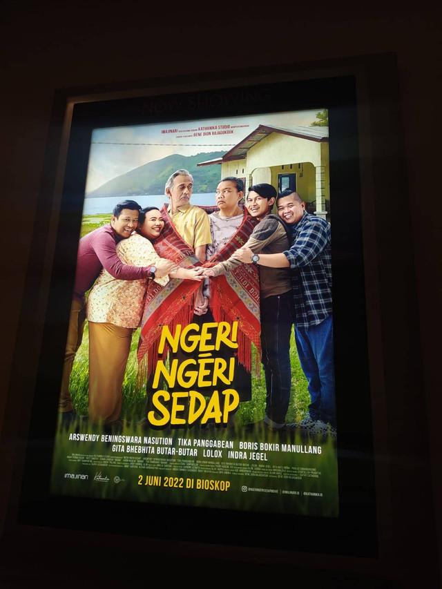 Poster Film Ngeri-ngeri Sedep di bioskop. (Foto: Shintia Rahma Islamiati)