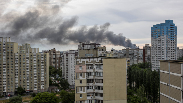 Asap mengepul setelah serangan rudal Rusia di Kiev, Ukraina, Minggu (5/6/2022). Foto: Vladyslav Sodel/Reuters