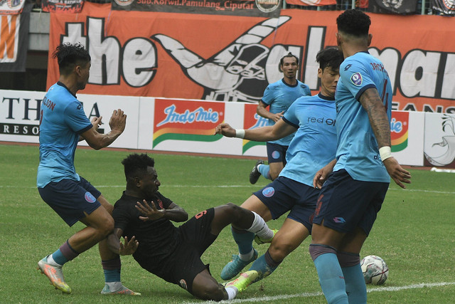 Pemain Persija Jakarta Ricardo Cawor (tengah) terjatuh saat berebut bola dengan sejumlah pemain Sabah FC pada partai persahabatan di Stadion Patriot Chandrabhaga, Bekasi, Jawa Barat, Minggu (5/6/2022). Foto: Fakhri Hermansyah/ANTARA FOTO