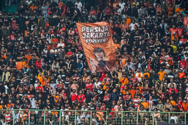 Suporter Persija Jakarta saat melawan Sabah FC pada partai persahabatan di Stadion Patriot Chandrabhaga, Bekasi, Jawa Barat, Minggu (5/6/2022).Foto: Iqbal Firdaus/kumparan