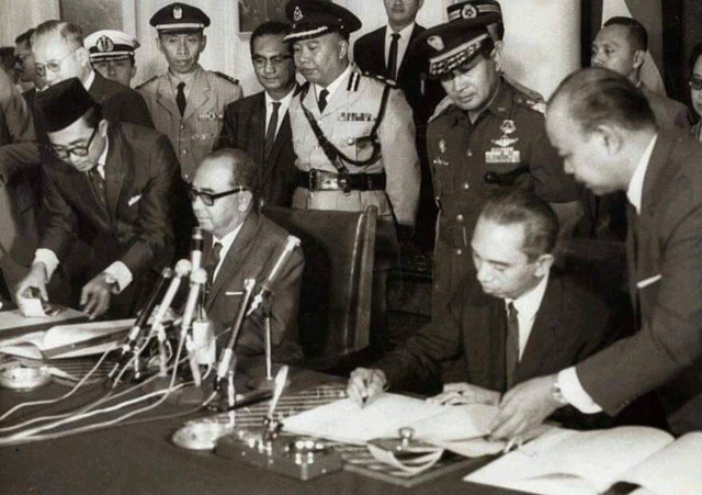 Adam Malik bersama Tun Abdul Razaq menandatangani perjanjian normalisasi hubungan antara Indonesia dengan Malaysia. Sumber: https://www.instagram.com/p/CBXzzSbFISe/?igshid=MDJmNzVkMjY=