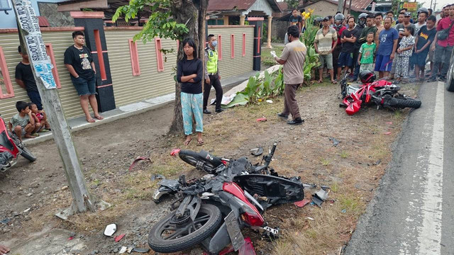 Dua sepeda motor bertabrakan atau adu kambing di Desa Tanjung Baru, Kecamatan Tanjung Morawa, Kabupaten Deli Serdang, Sumatera Utara, Minggu (5/6/2022). Foto: Dok. Istimewa