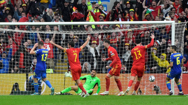 Pemain Wales berselebrasi setelah pemain Ukraina Andriy Yarmolenko mencetak gol bunuh diri di Stadion Cardiff City, Cardiff, Wales, Inggris, Minggu (5/6/2022). Foto: Rebecca Naden/REUTERS 
