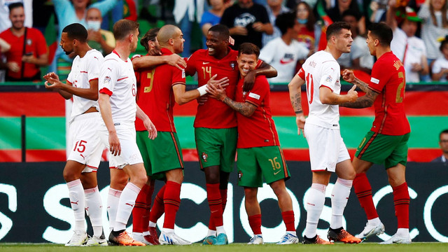 Pemain Portugal William Carvalho merayakan gol pertama mereka dengan rekan satu timnya saat hadapi Swiss di Stadion Jose Alvalade, Lisbon, Portugal, Minggu (5/6/2022). Foto: Pedro Nunes/REUTERS