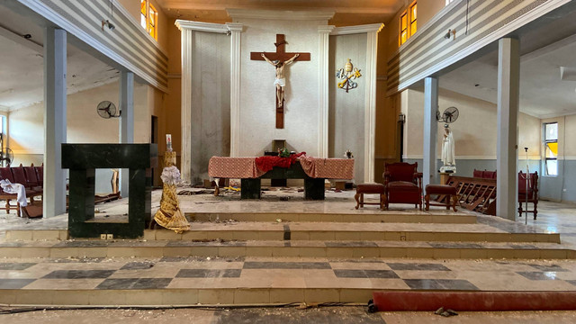 Kondisi Gereja Katolik St. Francis di Owo Nigeria, setelah insiden penembakan oleh kelompok bersenjata, pada Minggu (5/6/2022). Foto: Rahaman A Yusuf/AP Photo