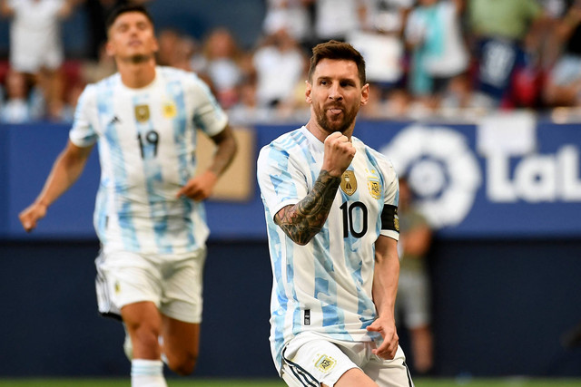 Pemain Argentina Lionel Messi berselebrasi setelah mencetak gol saat hadapi Estonia di stadion El Sadar di Pamplona, Minggu (5/2/2022). Foto: Ander Gillenea/AFP'