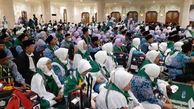 Jemaah Haji Tangerang menandai koper dengan foto cucu agar tidak tertukar. Foto: Dok. Istimewa