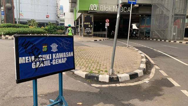 Kondisi arus lalu lintas di ruas jalan Bundaran Senayan-Fatmawati saat penerapan ganjil genap, Senin (6/5/2022). Foto: Nugroho GN/kumparan