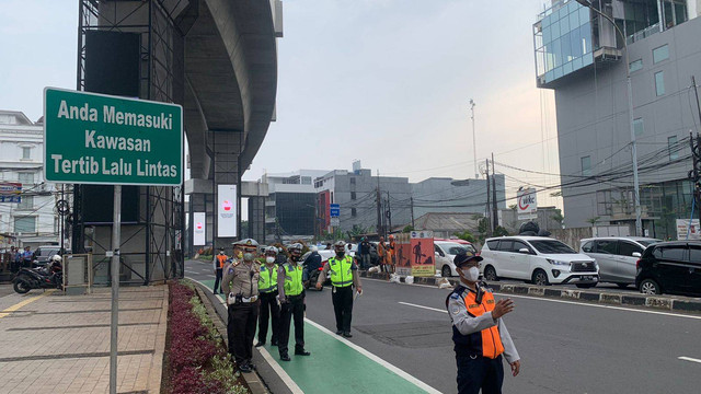 Kondisi arus lalu lintas di ruas jalan Bundaran Senayan-Fatmawati saat penerapan ganjil genap, Senin (6/5/2022). Foto: Nugroho GN/kumparan