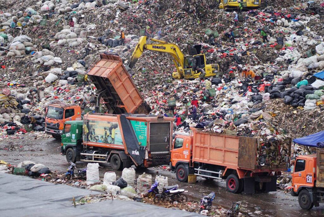 Kondisi TPST Bantar Gebang Sumber: Blog Waste4change.com