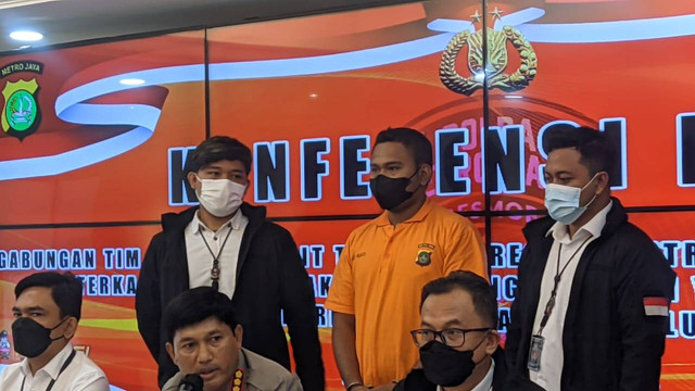 Jumpa pers kasus pemukulan di Tol Dalam Kota. Foto: Jonathan Devin/kumparan