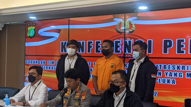 Jumpa pers kasus pemukulan di Tol Dalam Kota. Foto: Jonathan Devin/kumparan