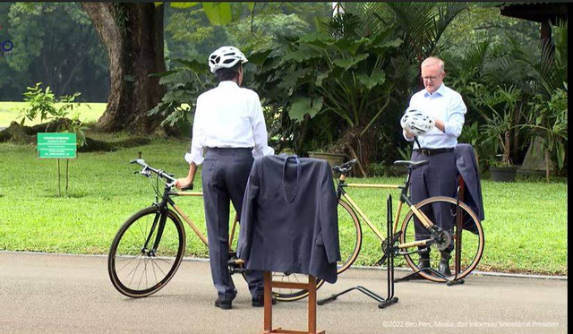 Presiden Jokowi bersama PM Australia, Anthony Albanese saat bersepeda di istana Bogor - IST