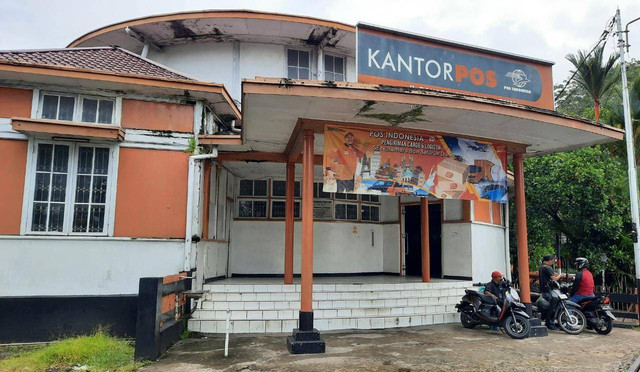 Kantor Pos Indonesia di Jalan Rahadi Usman Pontianak, merupakan salah satu bangunan tua bersejarah yang ada di Kota Pontianak. Foto: Siti Anissa/Hi!Pontianak 