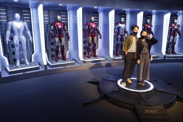 Pengunjung melihat koleksi Marvel Studios dalam pameran yang berlangsung di City Hall PIM 3, Jakarta Selatan, Senin (6/6/2022). Foto: Iqbal Firdaus/kumparan
