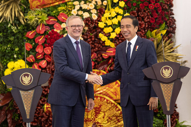 Presiden Joko Widodo (kanan) bersama Perdana Menteri Australia Anthony Albanese (kiri) menyampaikan pernyataan pers di Istana Kepresidenan Bogor, Jawa Barat, Senin (6/6/2022). Foto: Sigid Kurniawan/ANTARA FOTO