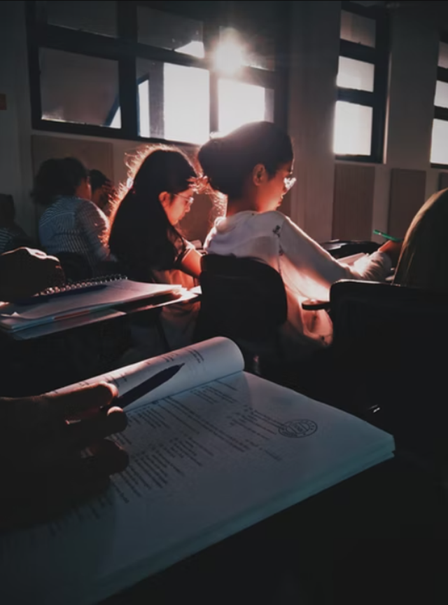 Ilustrasi mengikuti PAT kelas 8 semester 2. Foto: unsplash.com/yustinustjiu