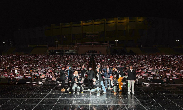 Acara fan meeting SEVENTEEN yang digelar 27 Maret 2022 bersama fans menunjukkan kedekatan antara idola dengan penggemar. Sumber: Akun Twitter resmi SEVENTEEN @pledis_17