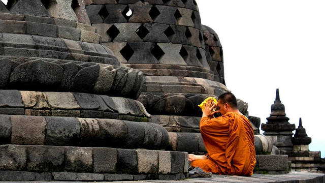 Seorang Bikhu sedang sembahyang di Candi Borobudur. Foto: Istimewa