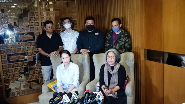 Konpers Anggota DPR PDIP Indah Kurnia terkait anaknya Justin di DPR, Senin (6/6).  Foto: Annisa Thahira Madina/kumparan