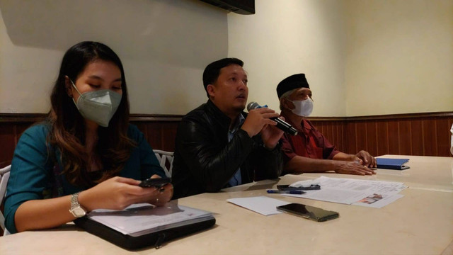 Duke Arie Widagdo (tengah) kuasa hukum Bryan Yoga Kusuma memberikan keterangan pers ke awak media di Yogyakarta, Senin (6/6). Foto: Arfiansyah Panji Purnandaru/kumparan