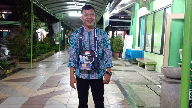 Fatchul Supriyanti, mantan anak punk yang ikut dalam rombongan haji embarkasi Surabaya kloter 3, Senin (6/6/2022). Foto: Dok. PPIH Surabaya
