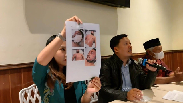 Kuasa hukum menunjukkan foto luka yang dialami Bryan Yoga Kusuma anak Komut Bank Jatim. Foto: Arfiansyah Panji Purnandaru/kumparan