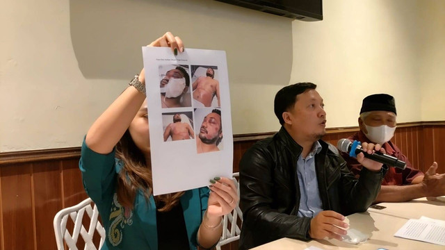 Kuasa hukum menunjukkan foto luka yang dialami Bryan Yoga Kusuma anak Komut Bank Jatim. Foto: Arfiansyah Panji Purnandaru/kumparan