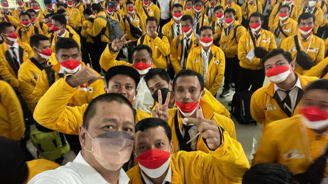 Direktur Utama Garuda Indonesia Irfan Setiaputra bersama ribuan pekerja migran Indonesia yang siap berangkat ke Seoul, Korea Selatan, di Bandara Soekarno-Hatta, Cengkareng, Senin (6/6/2022). Foto: Dok. Garuda Indonesia