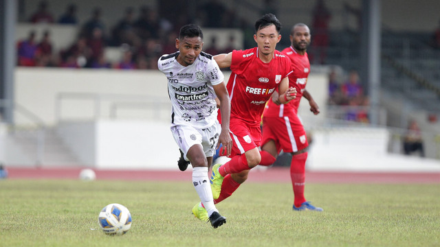 Pemain Persis Solo dan Bali United berlatih bersama di Stadion Sriwedari, Solo, Minggu (05/06/2022). FOTO: Dok Persis Solo