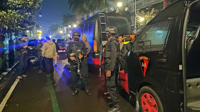 Suasana terkini di jalan Asia Afrika, Kota Bandung, pasca temuan benda diduga bom pada Senin (6/6/2022). Foto: Rachmadi Rasyad/kumparan
