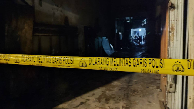 Garis polisi dipasang di lokasi temuan bahan peledak dan senjata api di Jalan Asia Afrika, Bandung Selasa (7/6/2022). Foto: Rachmadi Rasyad/kumparan