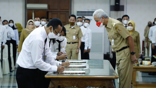 Gubernur Jawa Tengah Ganjar Pranowo saat melantik sejumlah Guru Honorer jadi PPPK, Selasa (7/6/2022). Foto: Dok. Istimewa