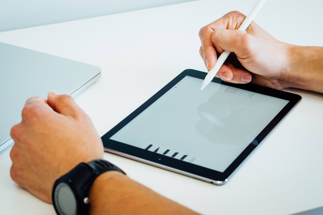 Ilustrasi Desain grafis terbagi menjadi dua, yaitu bitmap dan vector, sumber foto: (Dose Media) by Unsplash.com