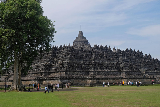 Pengunjung berwisata di pelataran Candi Borobudur, Magelang, Jawa Tengah, Selasa (7/6/2022).  Foto: Anis Efizudin/ANTARA FOTO