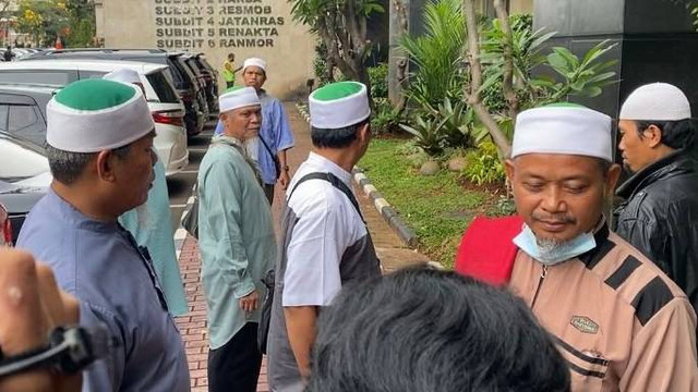Simpatisan pimpinan Khilafatul Muslimin Abdul Qadir Hasan Baraja di Polda Metro Jaya, Selasa (7/6). Foto: Jonathan Devin/kumparan