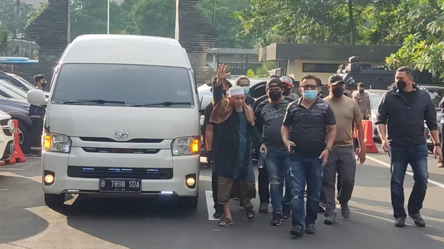 Pimpinan Khilafatul Muslimin Abdul Qadir Hasan Baraja tiba di Polda Metro Jaya, Selasa (7/6/2022).  Foto: Jonathan Devin/kumparan