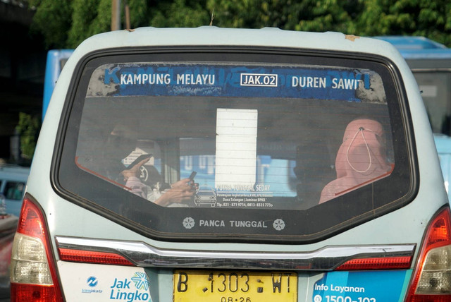 Sejumlah penumpang menaiki angkutan kota (angkot) di Terminal Kampung Melayu, Jakarta Timur, Selasa (6/7/2022). Foto: Iqbal Firdaus/kumparan