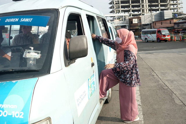 Seorang penumpang menaiki angkutan kota (angkot) di Terminal Kampung Melayu, Jakarta Timur, Selasa (6/7/2022). Foto: Iqbal Firdaus/kumparan