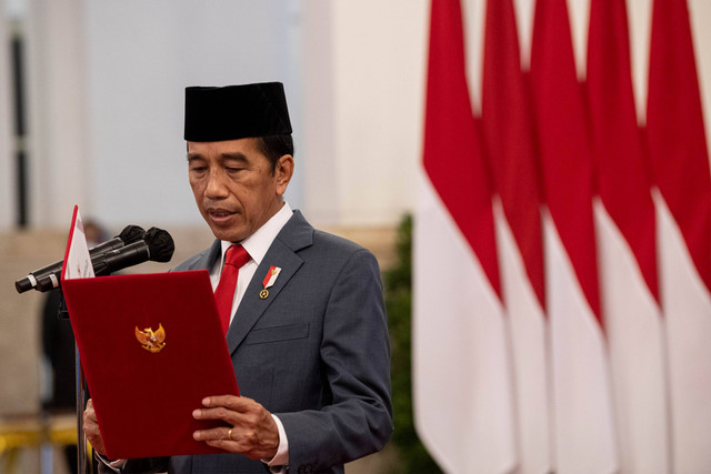 Presiden Joko Widodo membacakan sumpah jabatan saat melantik pengurus Badan Pembinaan Ideologi Pancasila (BPIP) masa jabatan tahun 2022-2027 di Istana Negara, Jakarta, Selasa (7/6/2022).  Foto: Sigid Kurniawan/ANTARA FOTO