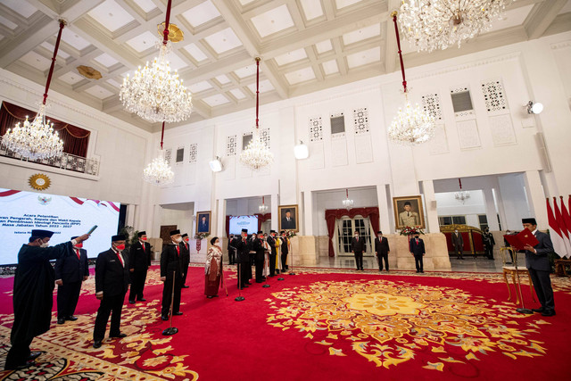 Presiden Joko Widodo membacakan sumpah jabatan saat melantik pengurus Badan Pembinaan Ideologi Pancasila (BPIP) masa jabatan tahun 2022-2027 di Istana Negara, Jakarta, Selasa (7/6/2022).  Foto: Sigid Kurniawan/ANTARA FOTO
