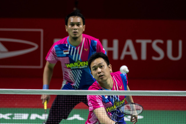 Ganda putra Indonesia Mohammad Ahsan dan Hendra Setiawan mengembalikan kok ke ganda putra Denmark pada babak kualifikasi Daihatsu Indonesia Masters 2022 di Istora Senayan, Jakarta, Selasa (7/6/2022). Foto: Muhammad Adimaja/ANTARA FOTO