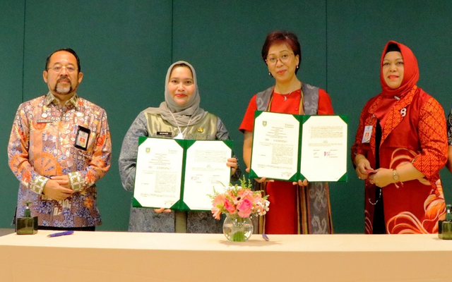 Bupati Bengkalis, Kasmarni (kedua dari kiri) dan Direktur Program Pendidikan Dasar Tanoto Foundation, M. Ari Widowati (kedua dari kanan) menunjukkan naskah kerja sama (MoU) melanjutkan Program PINTAR di Kabupaten Bengkalis.