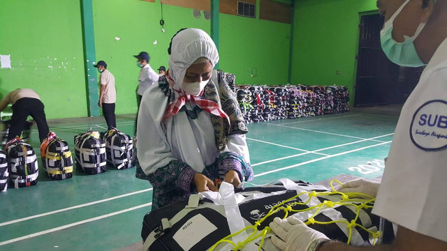 PPIH Embarkasi Surabaya sita sejumlah barang jemaah haji kloter 5. Foto: Dok. PPIH Surabaya
