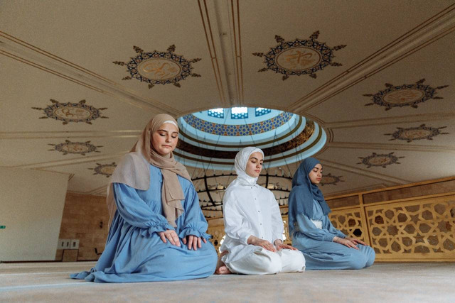Ilustrasi Wanita Salat berjamaah, Foto By: Pexels.com/thirdman