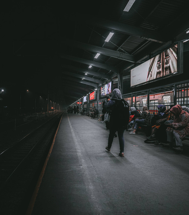 Rute dari Stasiun Bekasi ke Cikarang. Foto : Unsplash/ Fauzan