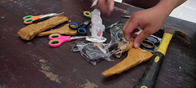 Alat ulekan dan sejumlah benda-benda tajam yang ditemukan dalam tas bawaan calon jemaah haji asal Lamongan. Foto: Humas Kemenag Kanwil Jatim