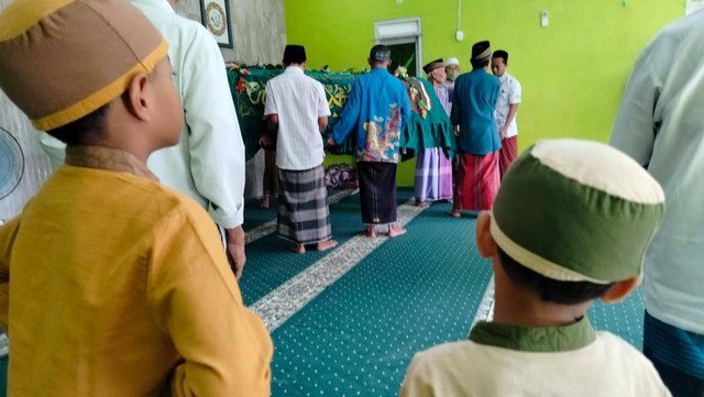 Anak-anak yang setelah melaksanakan salat jenazah (sumber foto: dokumen pribadi)
