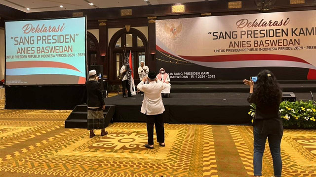 Tamu undangan Deklarasi "Sang Presiden" Anies Baswedan minta bendera tauhid untuk diturunkan, Selasa (8/6/2022). Foto: Haya Syahira/kumparan