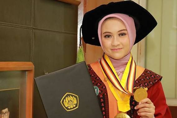 Wisudawan termuda Fakultas Kedokteran Universitas Padjajaran, Rein Vidya Banafsha. Foto: UNPAD